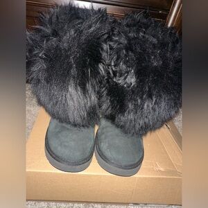 Used but good Ugg boots w/fur short sheepskin cuff boot